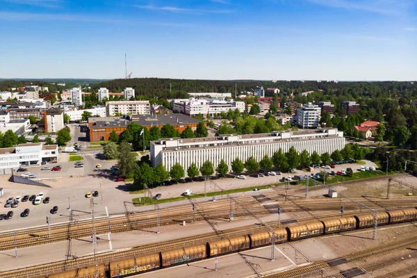 Kouvola, Finlandiya - 4 Haziran 2021: Kouvola demiryolu ve şehir merkezinin havadan görünüşü.