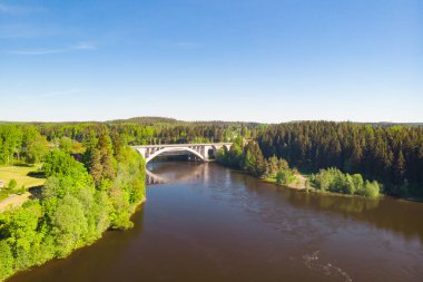 Finlandiya, Kymenlaakso, Kouvola, Koria 'daki Kymijoki nehir sularının yaz havası manzarası