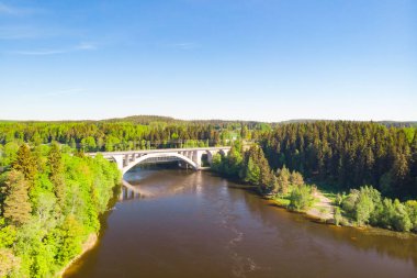 Finlandiya, Kymenlaakso, Kouvola, Koria 'daki Kymijoki nehir sularının yaz havası manzarası
