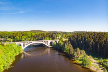 Finlandiya, Kymenlaakso, Kouvola, Koria 'daki Kymijoki nehir sularının yaz havası manzarası
