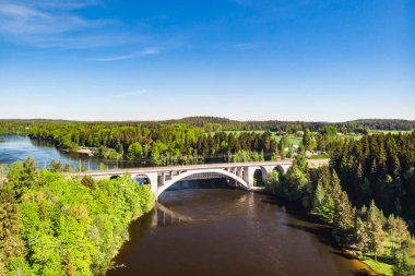 Finlandiya, Kymenlaakso, Kouvola, Koria 'daki Kymijoki nehir sularının yaz havası manzarası