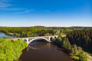 Finlandiya, Kymenlaakso, Kouvola, Koria 'daki Kymijoki nehir sularının yaz havası manzarası