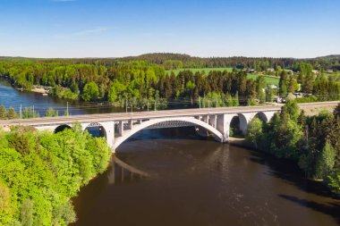 Finlandiya, Kymenlaakso, Kouvola, Koria 'daki Kymijoki nehir sularının yaz havası manzarası