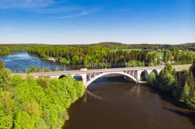 Finlandiya, Kymenlaakso, Kouvola, Koria 'daki Kymijoki nehir sularının yaz havası manzarası