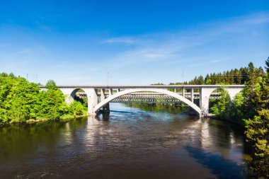 Finlandiya, Kymenlaakso, Kouvola, Koria 'daki Kymijoki nehir sularının yaz havası manzarası