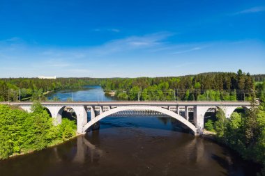 Finlandiya, Kymenlaakso, Kouvola, Koria 'daki Kymijoki nehir sularının yaz havası manzarası
