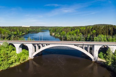 Finlandiya, Kymenlaakso, Kouvola, Koria 'daki Kymijoki nehir sularının yaz havası manzarası