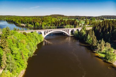 Finlandiya, Kymenlaakso, Kouvola, Koria 'daki Kymijoki nehir sularının yaz havası manzarası