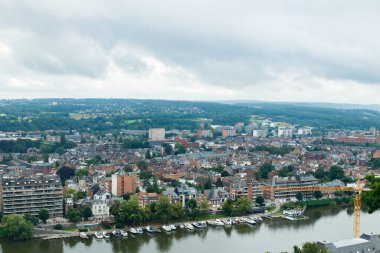 Namur, Belçika - 11 Temmuz 2021: Namur, Wallonia, Belçika 'nın yazın panoramik manzarası