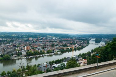 Namur, Belçika - 11 Temmuz 2021: Namur, Wallonia, Belçika 'nın yazın panoramik manzarası
