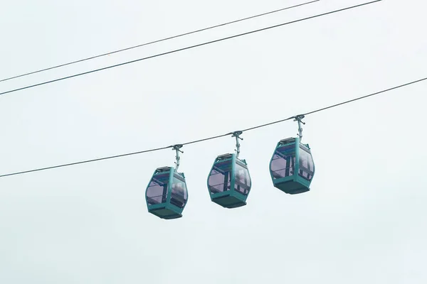 Tres Teleféricos Contra Cielo Nublado Verano —  Fotos de Stock