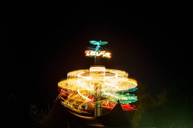 Kouvola, Finlandiya - 28 Ağustos 2021: Geceleyin eğlence parkında Taifun 'a binmek