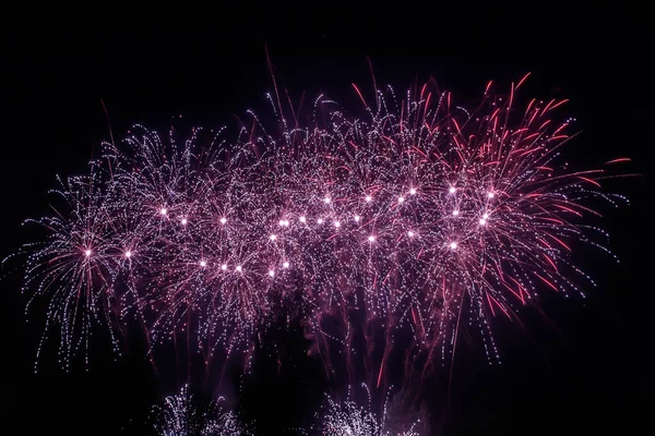 Geceleri gökyüzünde renkli havai fişek ışıkları