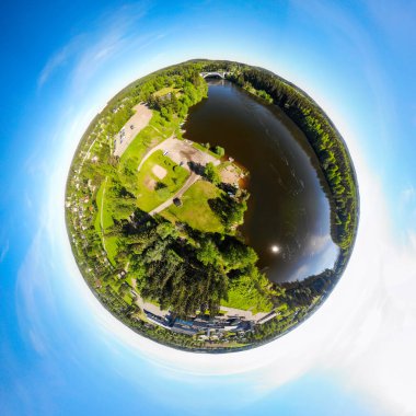 Finlandiya, Kymenlaakso, Kouvola, Koria ve Kymijoki nehir sularının üç boyutlu panoramik görüntüsü.