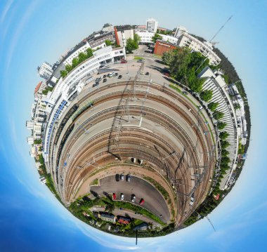 Kouvola tren istasyonu ve şehir merkezinin üç boyutlu panoramik görüntüsü.