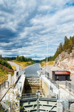 Kouvola, Finlandiya - 5 Ağustos 2021: Kimola Kanalı göller arası. Geçit teknelere açık..