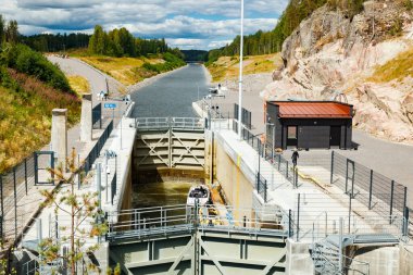 Kouvola, Finlandiya - 5 Ağustos 2021: Kimola Kanalı göller arası. Geçit teknelere açık..