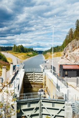 Kouvola, Finlandiya - 5 Ağustos 2021: Kimola Kanalı göller arası. Geçit teknelere açık..