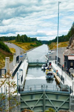 Kouvola, Finlandiya - 5 Ağustos 2021: Kimola Kanalı göller arası. Geçit teknelere açık..