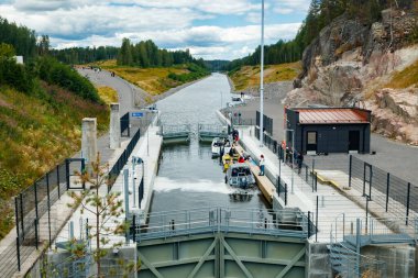 Kouvola, Finlandiya - 5 Ağustos 2021: Kimola Kanalı göller arası. Geçit teknelere açık..