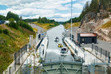 Kouvola, Finlandiya - 5 Ağustos 2021: Kimola Kanalı göller arası. Geçit teknelere açık..
