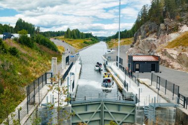 Kouvola, Finlandiya - 5 Ağustos 2021: Kimola Kanalı göller arası. Geçit teknelere açık..
