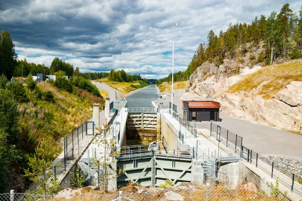 Kouvola, Finlandiya - 5 Ağustos 2021: Kimola Kanalı göller arası. Geçit teknelere açık..