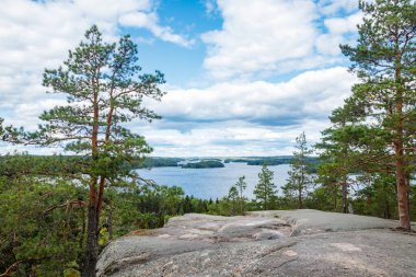 Hiidensaari, Finlandiya 'daki Hiidenvuori Dağı' ndan Pyhajarvi Gölü manzarası çok güzeldir.