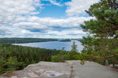 Hiidensaari, Finlandiya 'daki Hiidenvuori Dağı' ndan Pyhajarvi Gölü manzarası çok güzeldir.