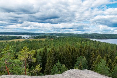 Hiidensaari, Finlandiya 'daki Hiidenvuori Dağı' ndan Pyhajarvi Gölü manzarası çok güzeldir.