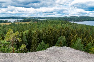 Hiidensaari, Finlandiya 'daki Hiidenvuori Dağı' ndan Pyhajarvi Gölü manzarası çok güzeldir.