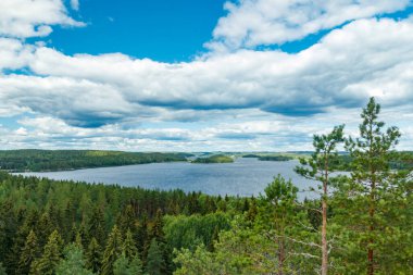 Hiidensaari, Finlandiya 'daki Hiidenvuori Dağı' ndan Pyhajarvi Gölü manzarası çok güzeldir.