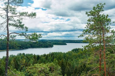 Hiidensaari, Finlandiya 'daki Hiidenvuori Dağı' ndan Pyhajarvi Gölü manzarası çok güzeldir.