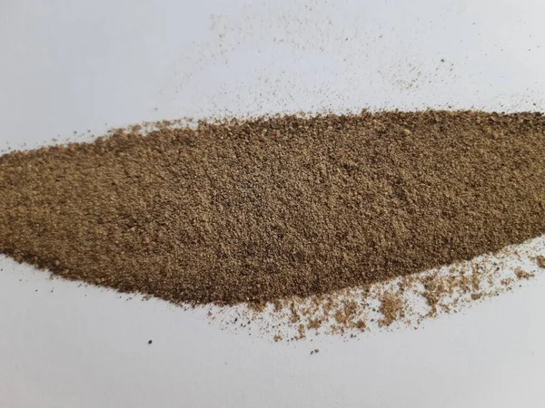 Beyaz arka planda siyah biber serpiştirilmiş.