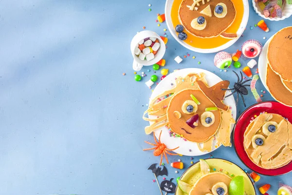 Kreativa Hembakade Halloween Pannkakor Till Frukost Form Roliga Monster Spöke — Stockfoto