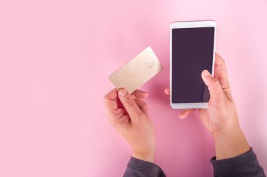 Noel indirimi siyah cuma arkaplanı alışveriş kırmızı kağıt çantalar, alışveriş arabası, banka kartı, bilgisayar klavyesi, akıllı telefon üst düzey bir kızın elinde. 