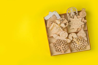 Yeni yıl arka planında el yapımı ahşap köknar ağacı süslemeleri var. 