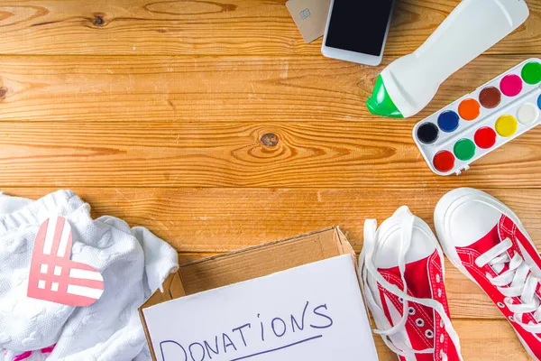 Spendenbox Mit Verschiedenen Give Goods Für Den Giving Tuesday Mit — Stockfoto