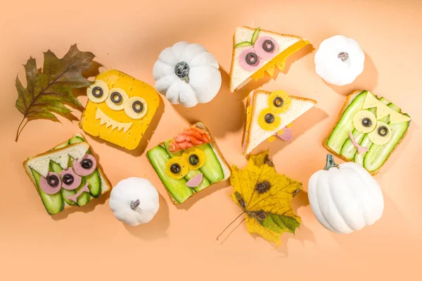 Verschiedene Lustige Monster Halloween Sandwiches Set Sortiment Kreativer Frühstückssnack Toasts — Stockfoto