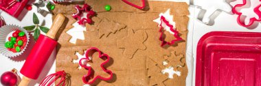 Noel, yeni yıl aşçılık geçmişi. Pişirme malzemeleri ve kap kacak - zencefilli ekmek hamuru, kurabiye keskisi, merdane. Noel kurabiyelerini parlak kırmızı beyaz konsept haline getirmek