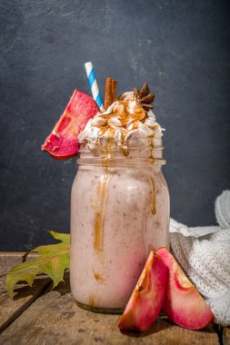 Elmalı turta püresi. Geleneksel sonbahar elmalı ceviz aromalı çılgın sallama kokteyli, ahşap arka plan fotokopi alanı