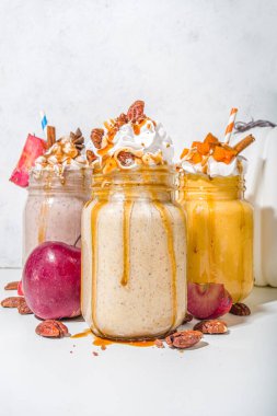 Elma, balkabağı ve cevizli turta içecekleri. Geleneksel sonbahar kek aromalı kokteyller seti, beyaz arkaplan fotokopi alanı