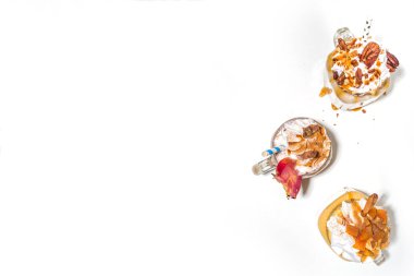 Elma, balkabağı ve cevizli turta içecekleri. Geleneksel sonbahar kek aromalı kokteyller seti, beyaz arkaplan fotokopi alanı