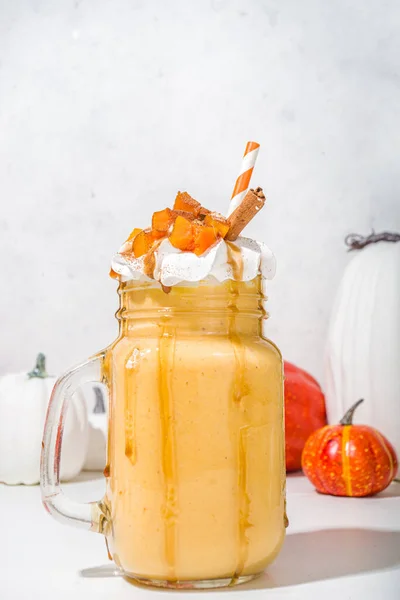 Batido Pastel Calabaza Cóctel Batido Loco Con Sabor Tradicional Nuez —  Fotos de Stock