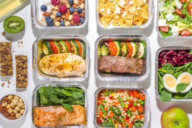 Sağlıklı yemek menüsü, kurye yemek teslimatı beslenme çantası. Biftek eti, tavuk fileto, balık ve sebzeler paketlerde. Günlük yemek diyet planı teslimatı, paket servisi, online sipariş konsepti.