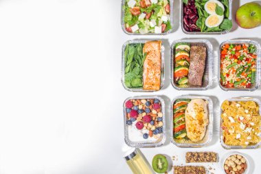 Sağlıklı yemek menüsü, kurye yemek teslimatı beslenme çantası. Biftek eti, tavuk fileto, balık ve sebzeler paketlerde. Günlük yemek diyet planı teslimatı, paket servisi, online sipariş konsepti.