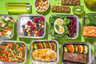 Sağlıklı yemek menüsü, kurye yemek teslimatı beslenme çantası. Biftek eti, tavuk fileto, balık ve sebzeler paketlerde. Günlük yemek diyet planı teslimatı, paket servisi, online sipariş konsepti.