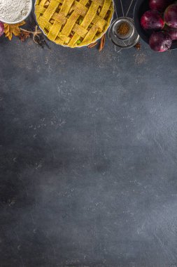 Sonbahar elmalı turta pişirme geçmişi. Çiğ geleneksel elmalı turta, fırın malzemeleri ve çatallar, siyah beton arka plan kopyalama alanı ile pişirme arka planı 