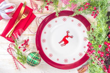  Noel ya da yeni yıl sofrası. Noel yemeği için yer ayarla. Tahta arka planda Tatil Süslemeleri
