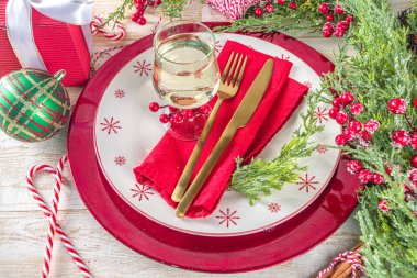  Noel ya da yeni yıl sofrası. Noel yemeği için yer ayarla. Tahta arka planda Tatil Süslemeleri